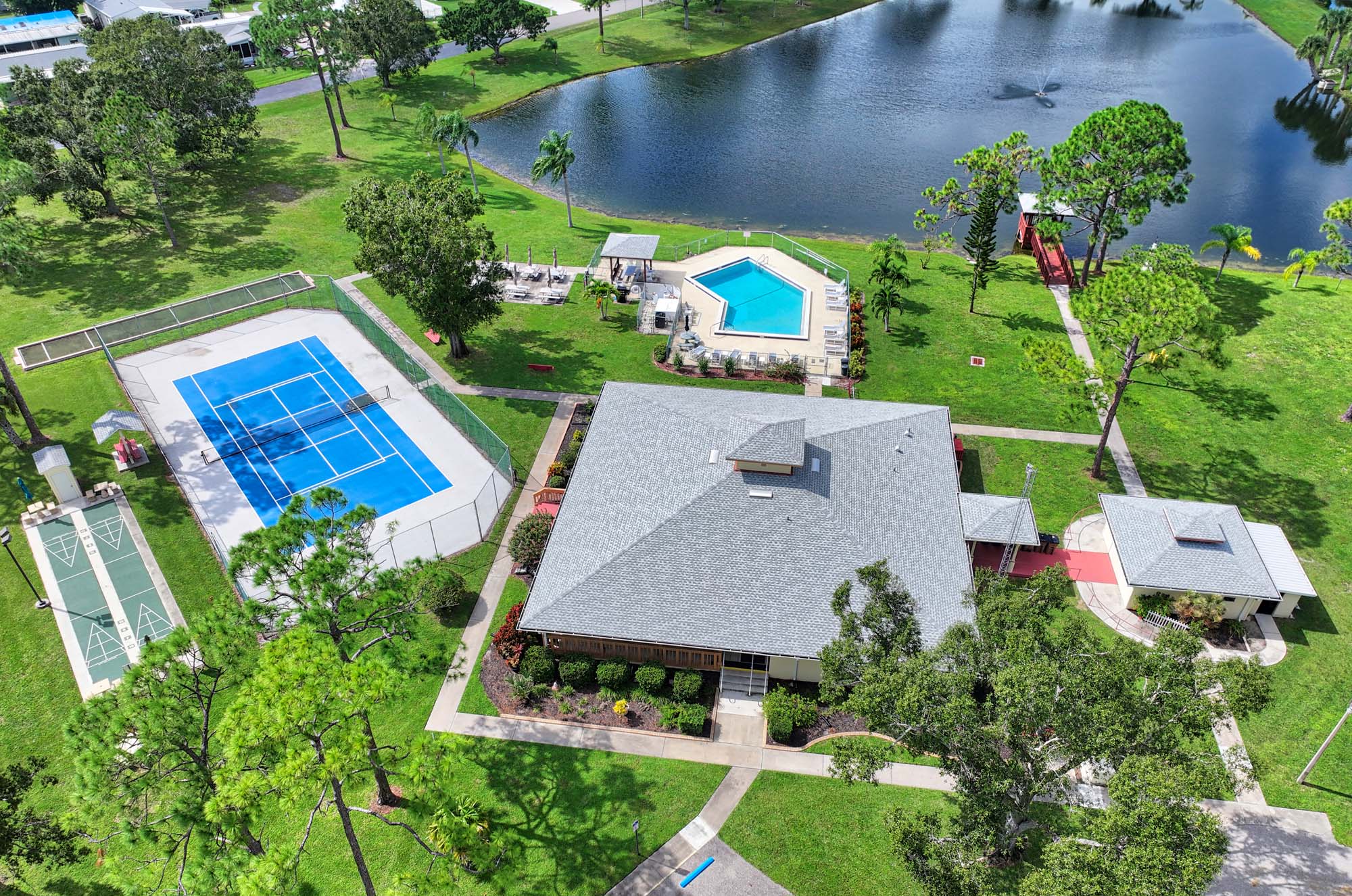 Country Lakes clubhouse and surrounding community