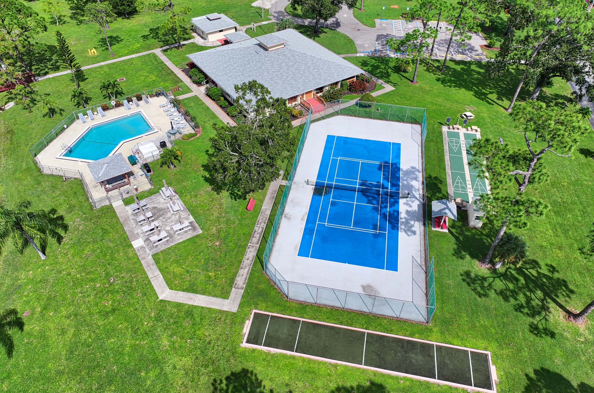 Country Lakes pool, tennis court, and clubhouse